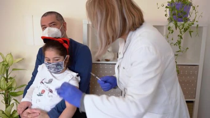 女孩接种新型冠状病毒肺炎疫苗