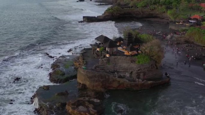 日落时间巴厘岛著名海湾拥挤旅游寺庙综合体航空全景4k印度尼西亚