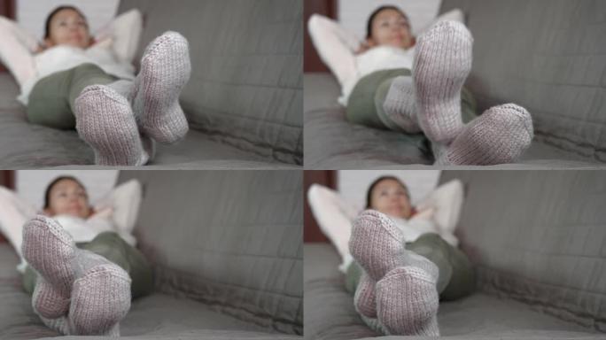 沙发上穿袜子的女人。