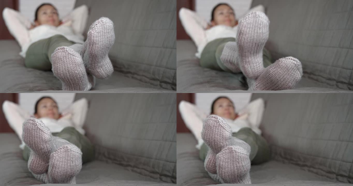 沙发上穿袜子的女人。