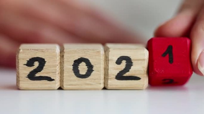 木制立方体的日期变化2021年2022年慢动作4k电影