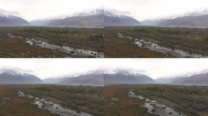 喜马拉雅山秋季河流的风景鸟瞰图