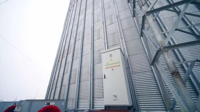 大型不锈钢电梯工业水箱。巨大的食品工业钢铁仓库。