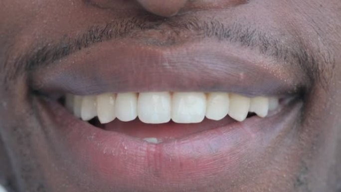 非洲男人微笑的嘴唇特写
