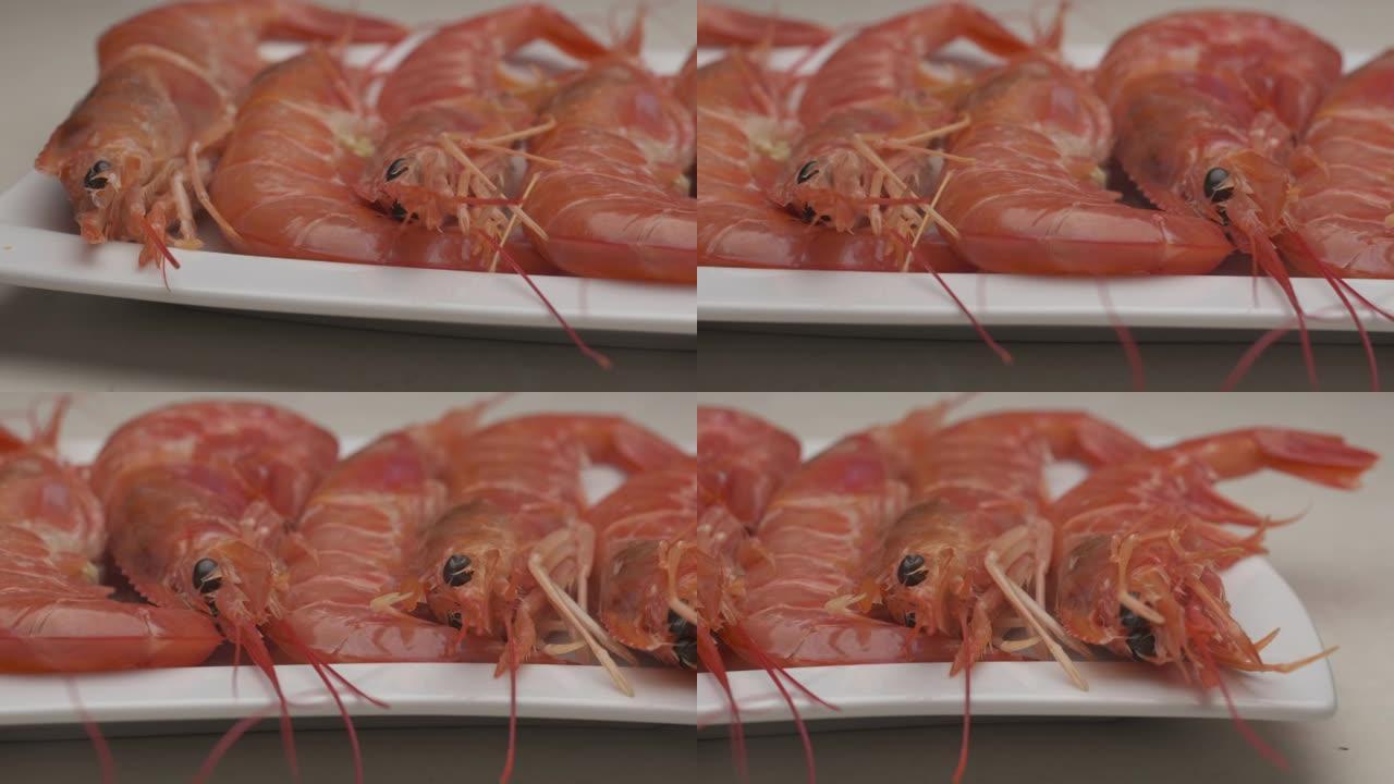 生阿根廷红虾新鲜海鲜放在盘子上