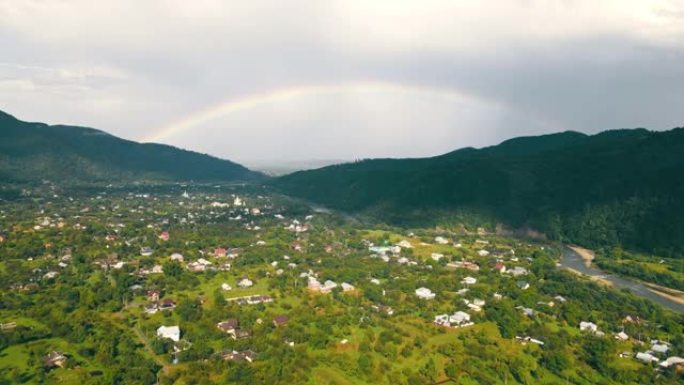 雨后飞越山里的村庄。天边雨后彩虹