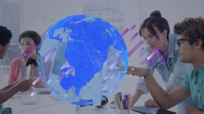 全球网络动画和紫色条纹处理办公室里微笑的男人和女人的数据