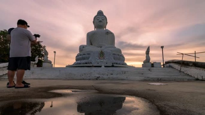 泰国普吉岛大佛纪念碑上的大佛像上的延时日落。用缅甸白玉大理石Suryakanta装饰的钢筋混凝土结构