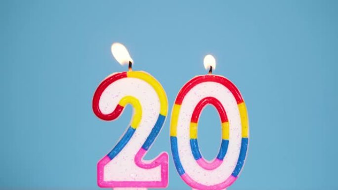 周年视频横幅，蓝色背景上燃烧着五颜六色的22号蜡烛。4k分辨率周年横幅