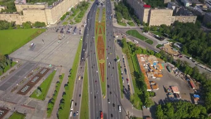 俄罗斯阳光明媚的莫斯科库图佐夫斯基前景交通街空中全景4k