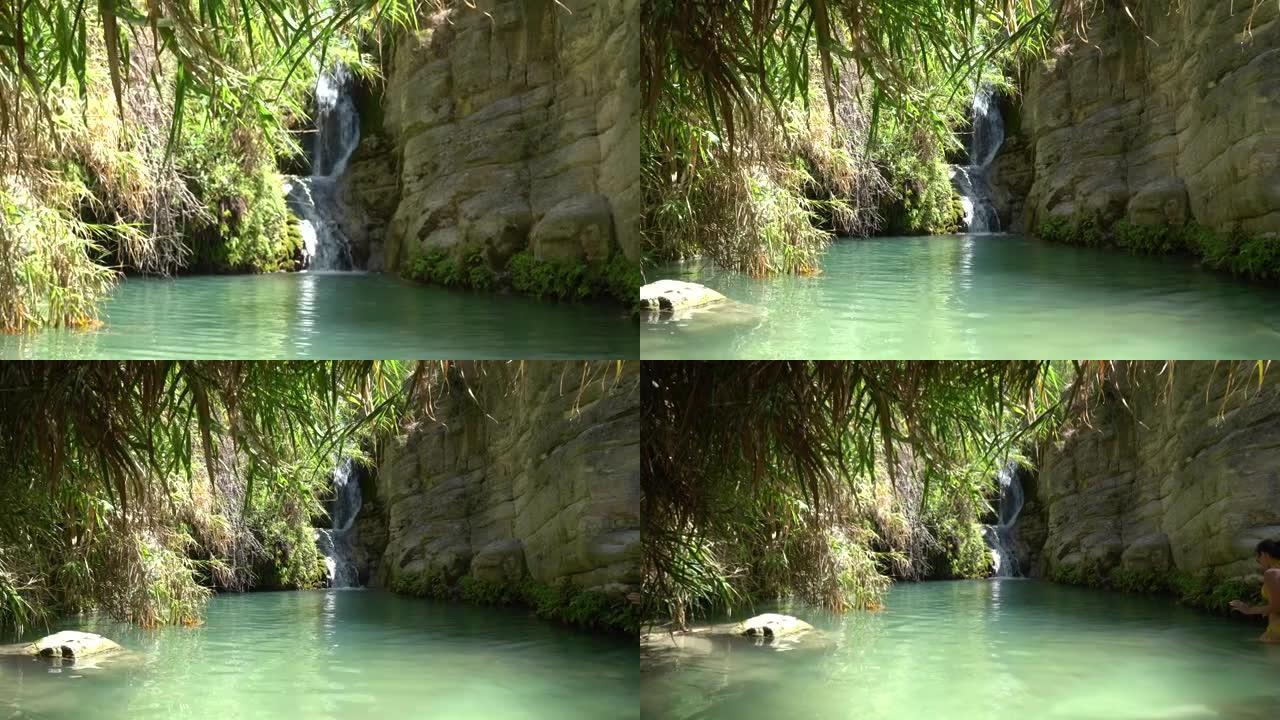 塞浦路斯，帕福斯-2021年8月: 阿多尼斯浴场瀑布。两层瀑布，带有天然水池和阿多尼斯和阿佛洛狄忒的