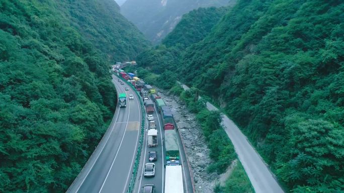 M1航拍山里公路堵车