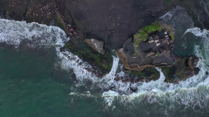 日落时间巴厘岛著名海湾拥挤旅游寺庙综合体空中俯拍全景4k印度尼西亚