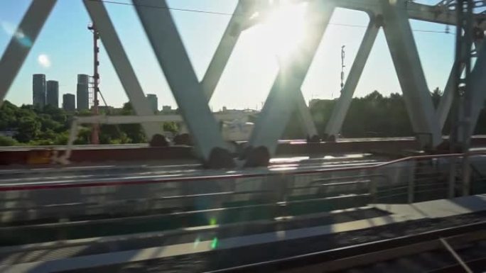 从火车在铁路桥上过河的窗户看