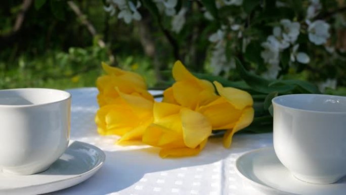 春天在花园里喝茶的餐桌
