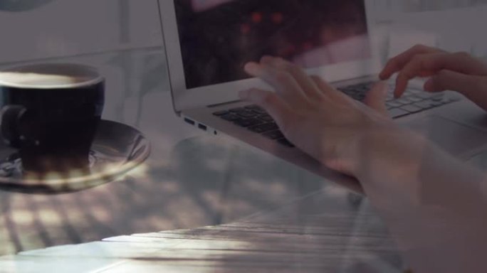 使用笔记本电脑的女人用咖啡的手的动画，加快了通勤者在城市中的行走