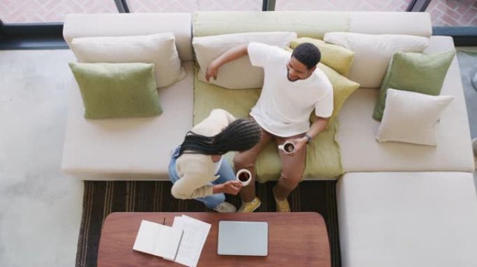 一对无法识别的夫妇一起在家里的沙发上放松的4k视频片段