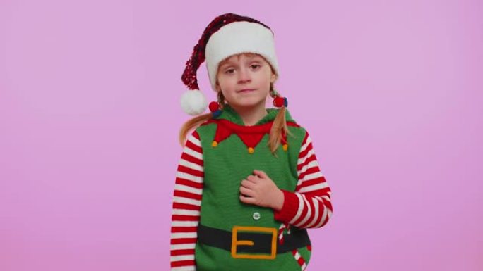穿着圣诞服装的心烦意乱的女孩做脸掌手势，感到无聊，失望，结果不好