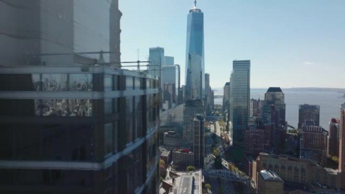 飞来飞去，在金融区用高大的现代摩天大楼展示旅行者建筑的城市景观。美国纽约市曼哈顿