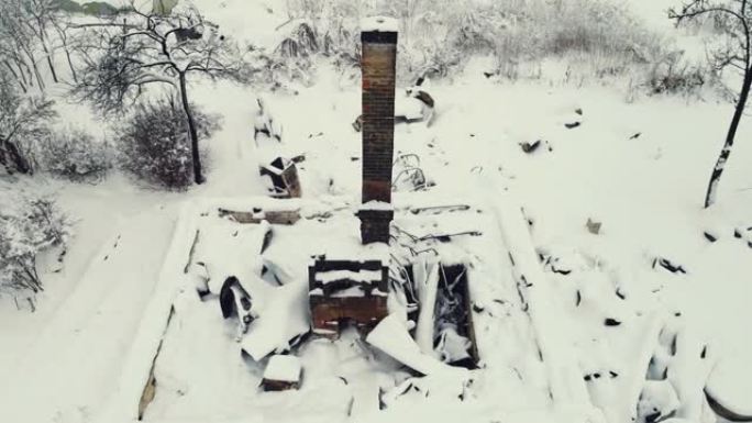 冬季村庄景观，有炉子和烧毁的房子，鸟瞰图。