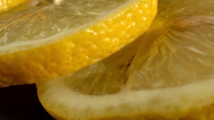 柠檬水果切成环。柠檬中有机酸和维生素含量高。柠檬在烹饪中的使用。