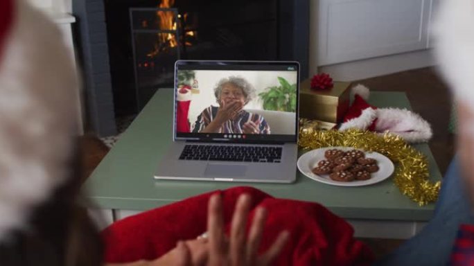 圣诞节期间，白人夫妇与资深女性朋友进行视频通话