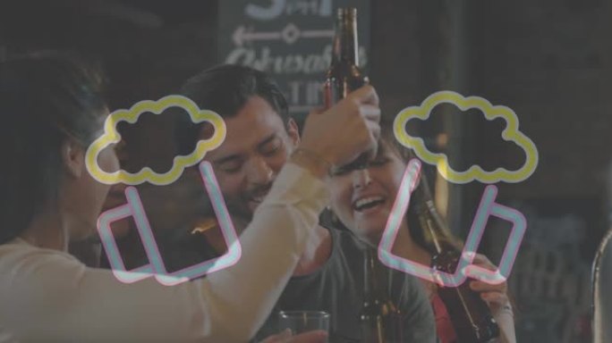 霓虹灯啤酒杯的动画闪烁在酒吧里微笑的朋友敬酒