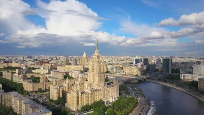 俄罗斯晴天莫斯科市河湾著名酒店建筑空中全景4k