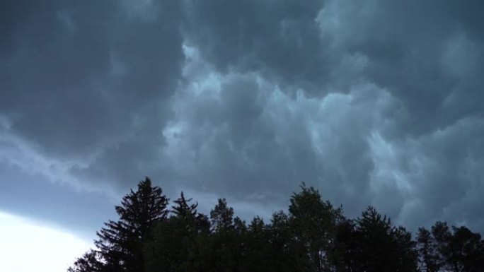 延时: 多伦多上空的大积雨云。