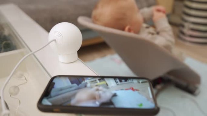 家庭安全摄像头在客厅工作，室内安全摄像头用于监控和婴儿监视器，直播直接到手机