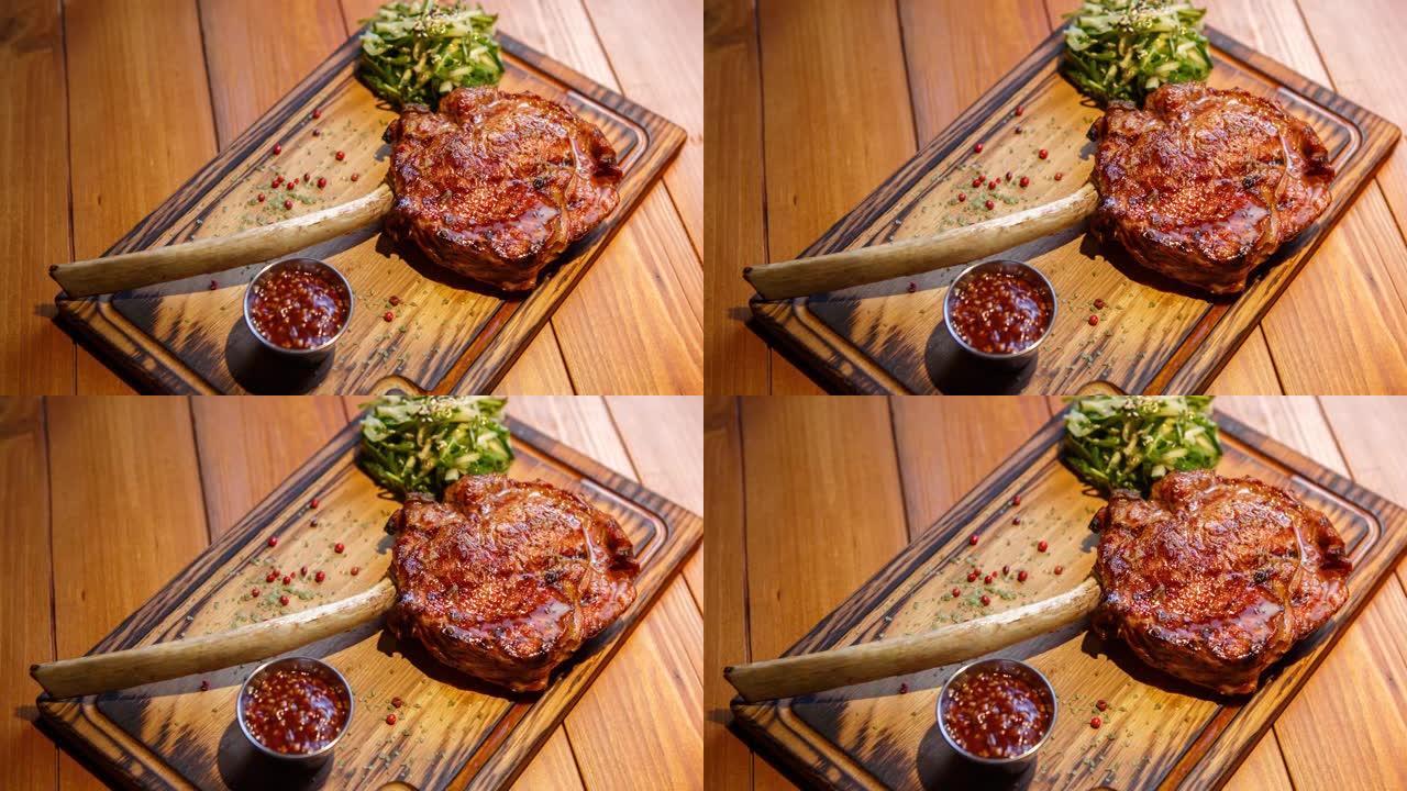 肉餐厅的骨头战斧牛排放在乡村木盘上，配酸果蔓酱