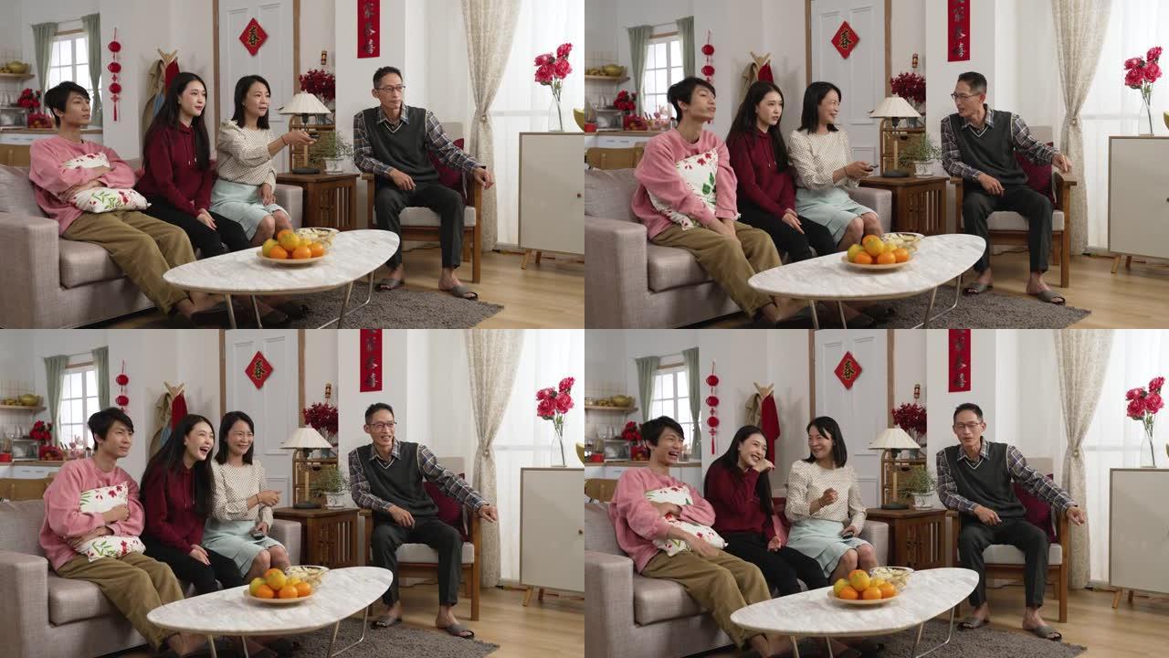 亚洲家庭一起过春节在家看喜剧。母亲使用控制器并推荐带有手势的有趣节目。门上的中文文本翻译: 春天和祝