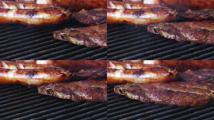 在烤架上特写两片肉和香肠。一片肉正在转动。