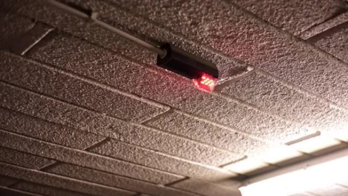 城市购物中心停车场自动停车场占用天花板传感器指示器，带闪烁脉冲红色发光二极管