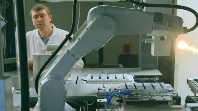 用机器人和平板电脑拍摄男性科学家的流星动画