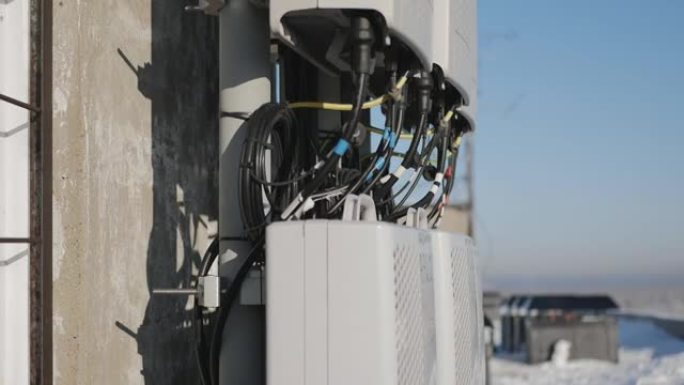 移动通信中继器安装在建筑物的屋顶上。拍摄于阳光明媚的冬日