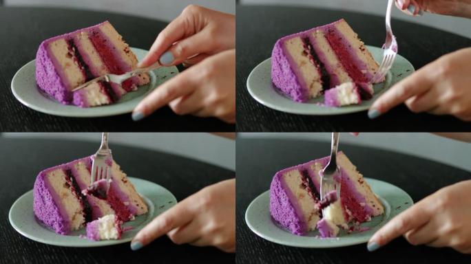 特写镜头用叉子打碎一块水果浆果蛋糕。带蛋糕和黑咖啡的咖啡休息时间