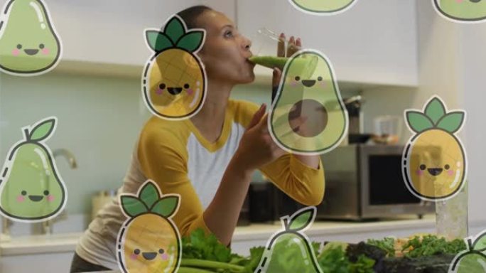在混血儿女人身上微笑水果的动画，在家里喝健康饮料和使用智能手机