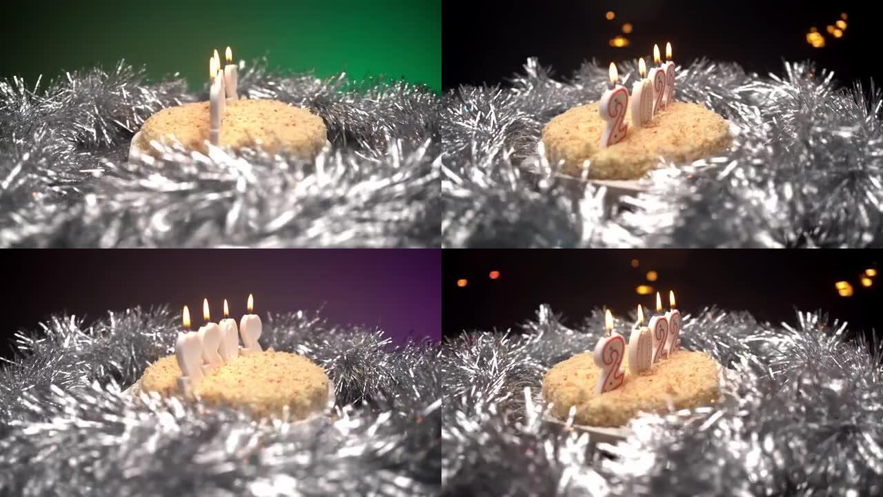 圣诞蛋糕装饰着燃烧的蜡烛在新年2022的形式。
