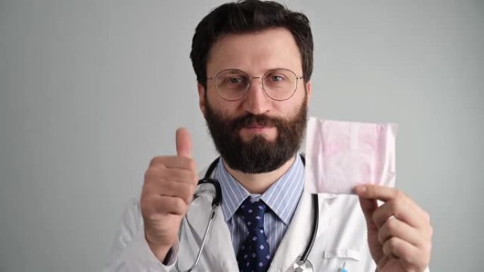 男性妇科医生赞成为女性使用卫生巾。穿着白大褂和眼镜的医生谈到需要使用卫生垫。
