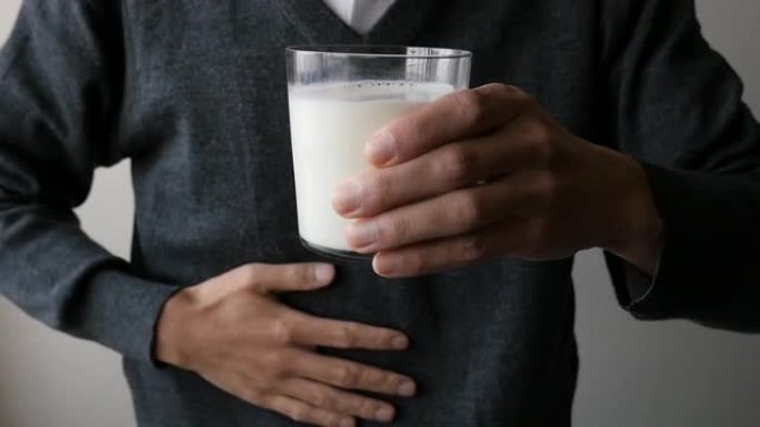 乳糖不耐症患者喝牛奶时胃痛的形象