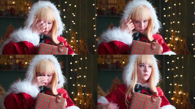 可爱的女孩角色扮演圣诞米库圣诞老人礼服与礼物。新年精灵。用手纠正她的头发