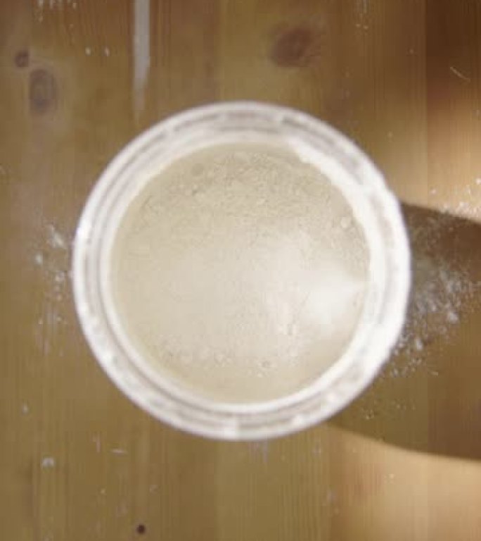 垂直，慢动作，自上而下-用面粉和水喂酵母发酵剂