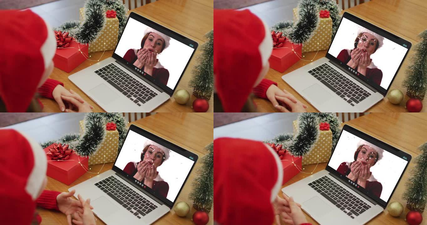 圣诞节时，白人妇女与女性朋友在笔记本电脑上进行视频通话