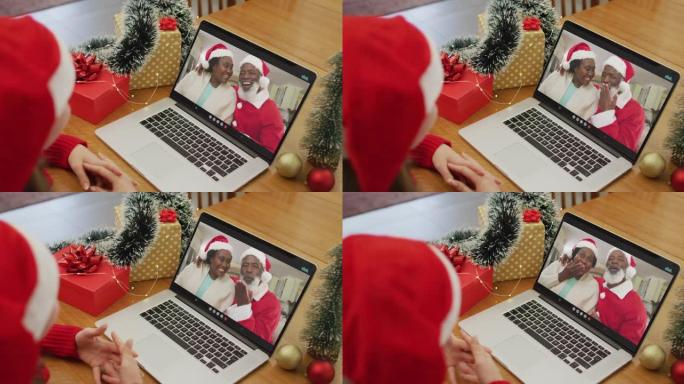 快乐的白人妇女在圣诞节与高级夫妇进行视频通话