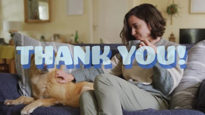 蓝色的感谢文字动画在快乐的高加索女人和宠物狗在沙发上