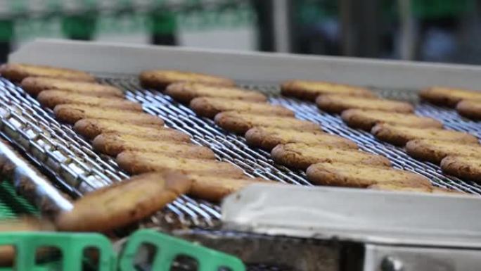 当产品在输送机上移动时，用于生产操作中形状复杂的甜饼干的糖果工厂