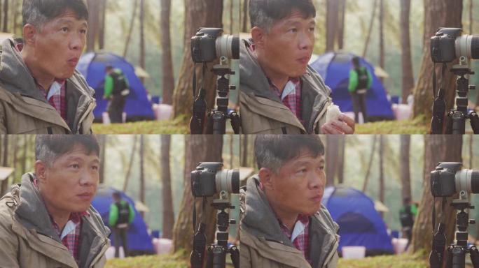 亚洲男子独自背包旅行。男性旅游摄影师休息吃饭