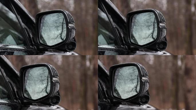 现代车辆的后视镜，右侧有盲点监测盘