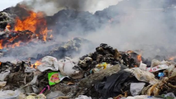 垃圾场着火了。污染概念。大山垃圾回收场。